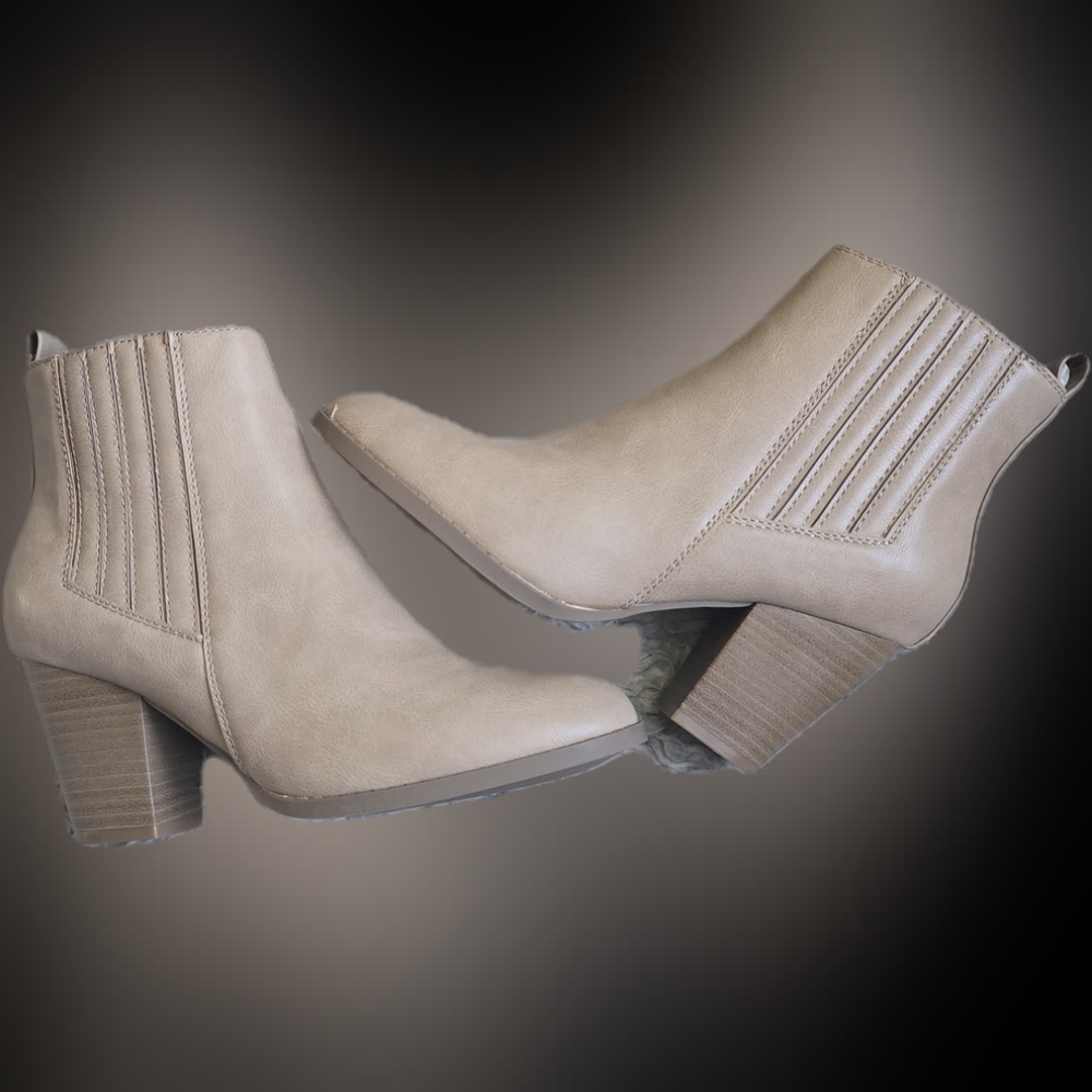 Sugar Boots size 9 in women's